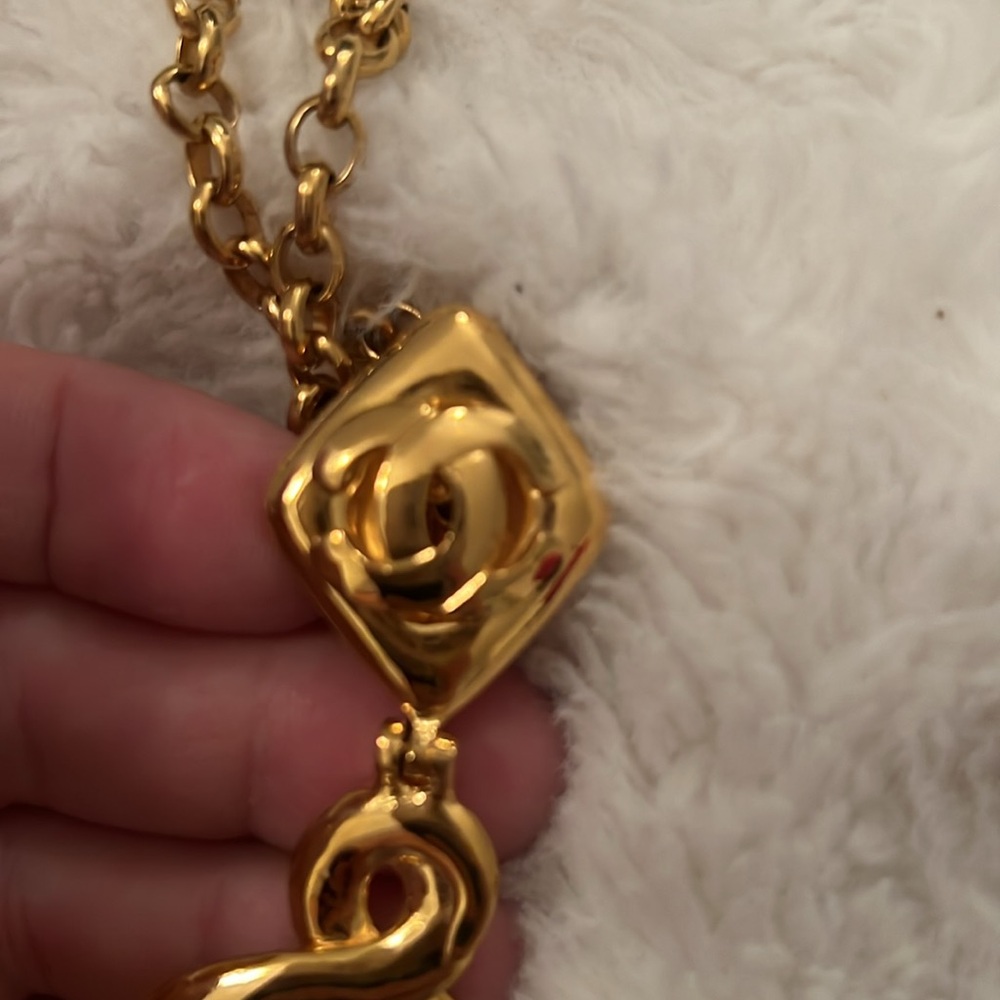Chanel Vintage Elegant Gold Necklace Chain with Pendant - Picture 5 of 6